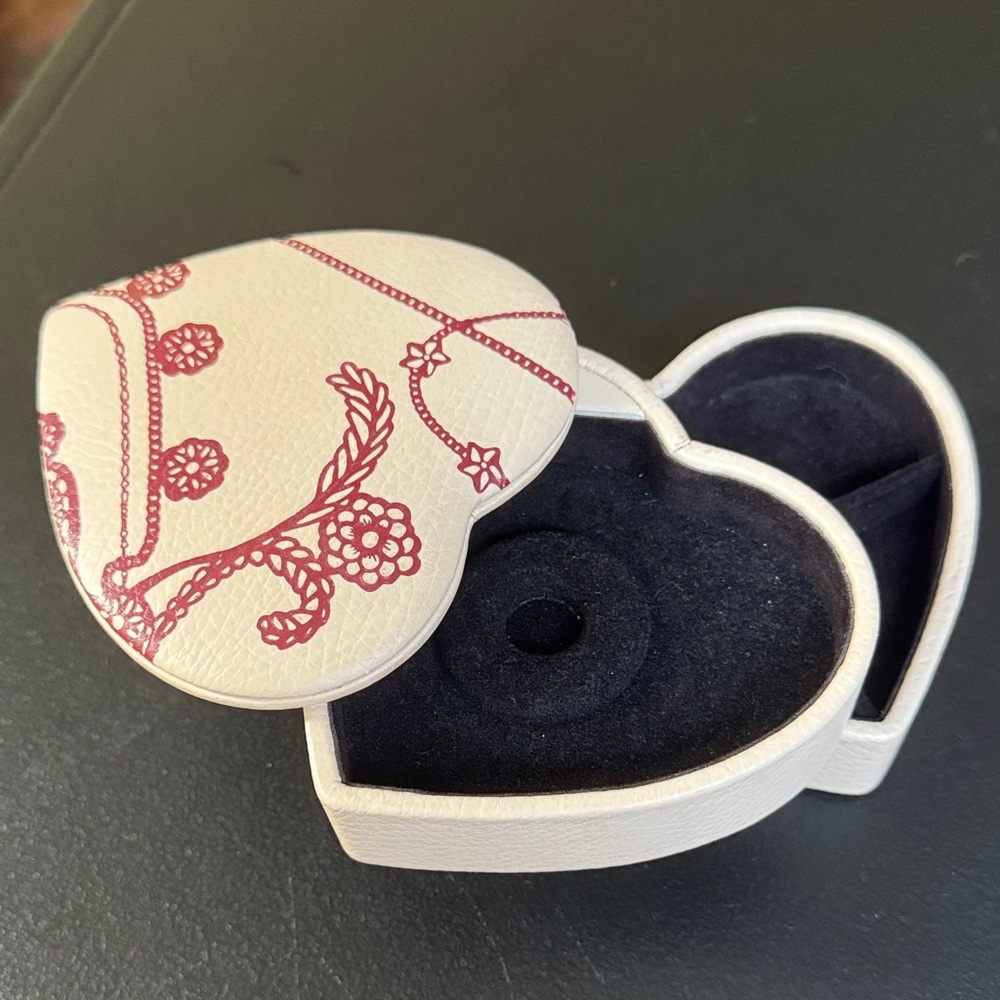 Leather Heart-Shaped White and Red Jewelry Pandora Jewelry Box - Picture 2 of 5